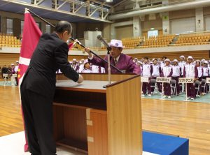 横内正明知事から土屋直団長へ